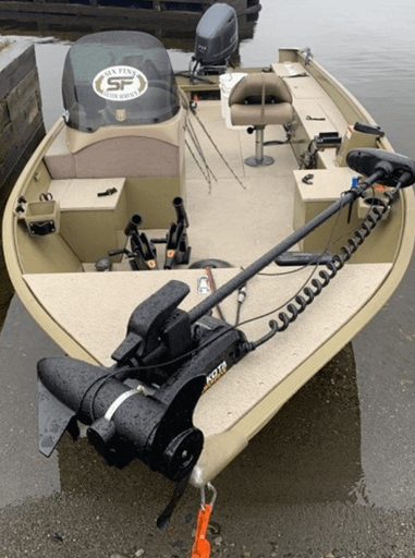 Six Fins Guide Service open water fishing boat.